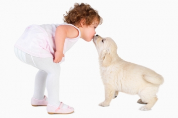 Hond en meisje geven een kus aan elkaar